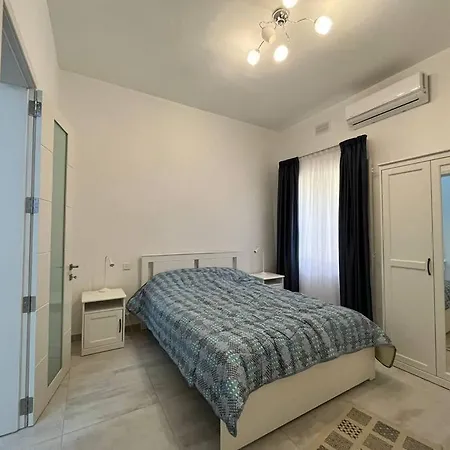 Brand New 3-level Sea View Near *